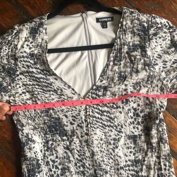 Express 🐾 Animal Print High Low White Gray 100% Rayon Dress Size Medium - Picture 7 of 8